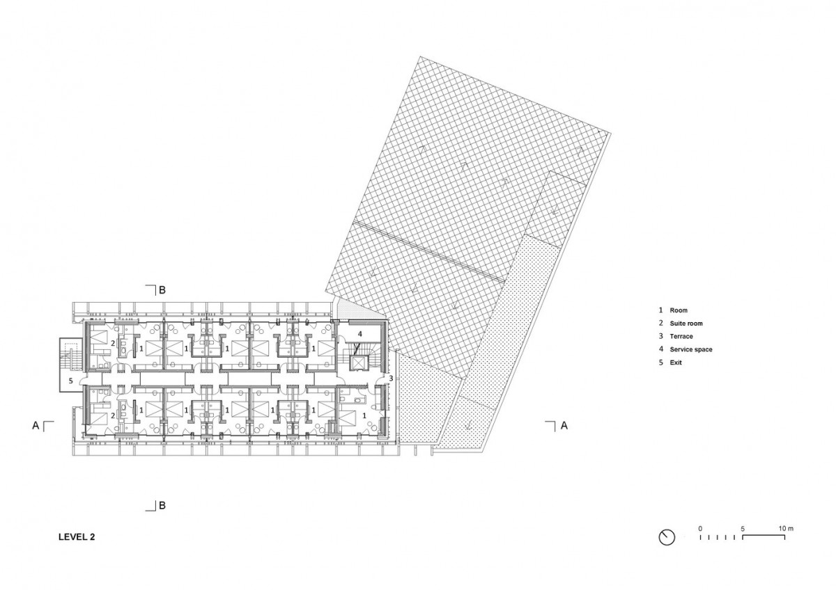 hotel bohinj Arhitekturni tloris 2. nadstropja, ki prikazuje več sob, hodnikov, stopnišč in veliko teraso; označena območja vključujejo sobe, apartmaje, servisne prostore, terase in izhode. Merilo in kompas sta spodaj desno.
